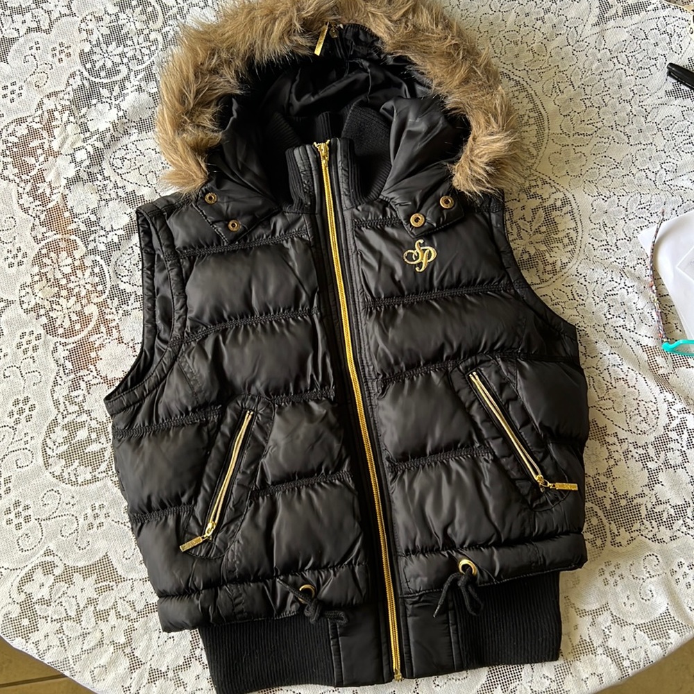 Snow quilted vest. Small black. 2/3 times worn. Excelente condition. Gold zipper